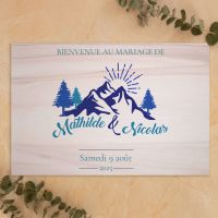 Pancarte de bienvenue de mariage en bois montagne en été sapins et soleil 2