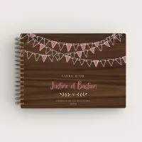 Livre d'or de mariage en bois personnalisé sur noyer avec fanions