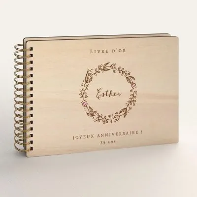 Livre d'or d'anniversaire personnalisé en bois de peuplier avec une couronne de fleurs