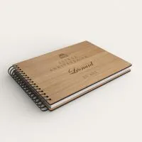 Livre d'or d'anniversaire en bois gravé sur chêne avec un gâteau