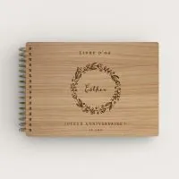 Livre d'or d'anniversaire en bois gravé sur chêne avec une couronne de fleurs
