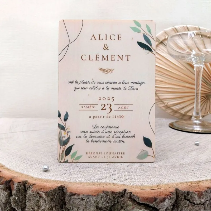 Faire part de mariage en bois avec des fleurs naturelles vertes natural