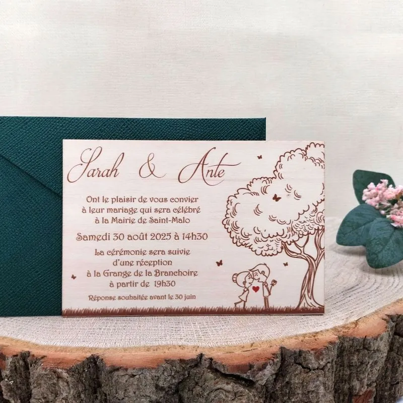 Faire part de mariage sur bois avec un coupe amoureux sous un arbre 2