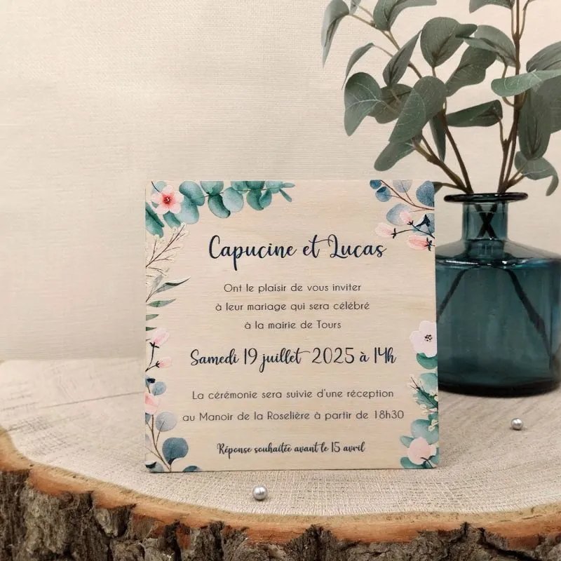 Faire part en bois avec des feuilles d'eucalyptus