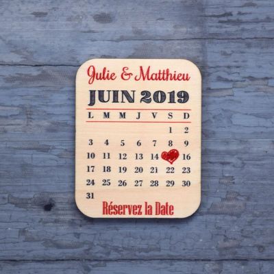 Save-the-date-calendrier-bois-mariage-coeur